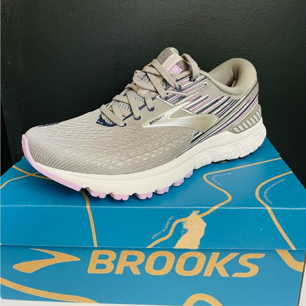 **Brooks Adrenaline GTS 19 - Women's 8 Wide** NEW